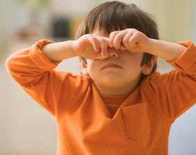 Признаки астигматизма у детей - зуд в глазах, прищуривание